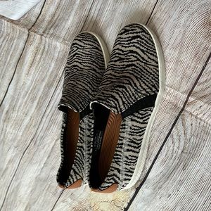 Bare traps size 8 tan and black New